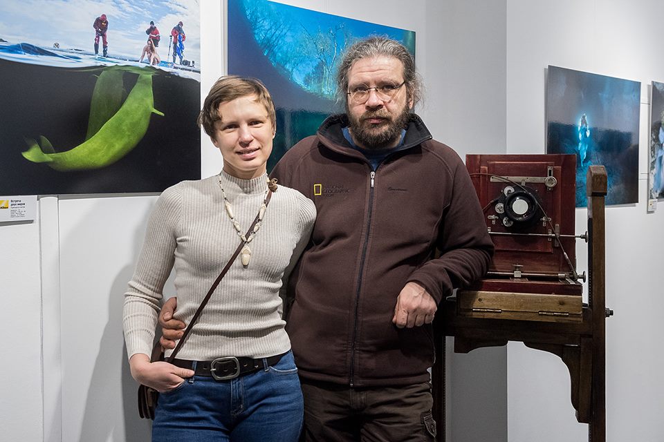 Виктор Лягушкин и Богдана Ващенко на открытии фотовыставки «Прогулки под морем»