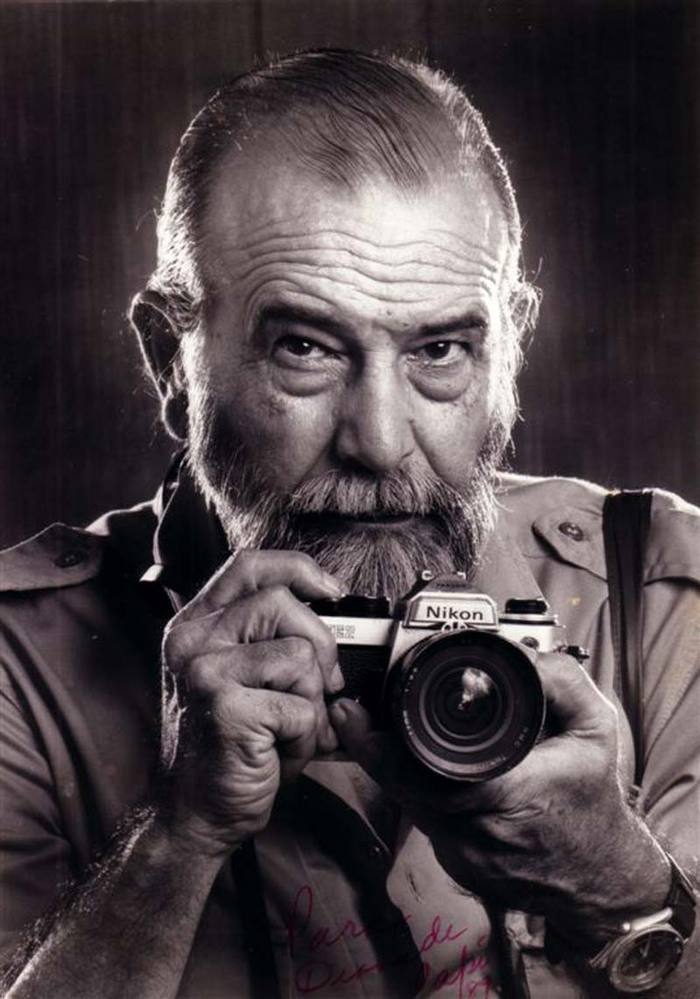 Автопортрет кубинского фотографа Альберто Корды с камерой