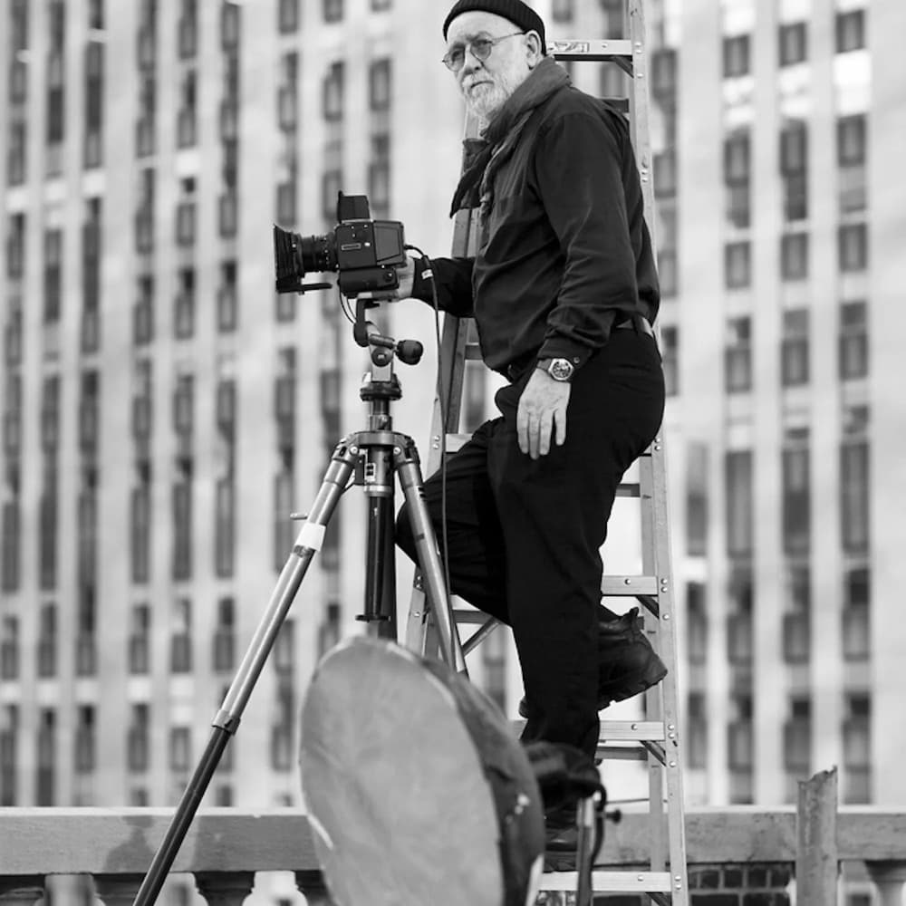 Уотсон знімав на крупноформатну плівкову камеру 4×5 (large format).