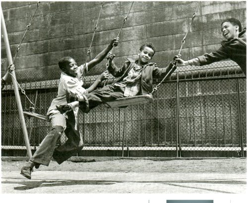 Walter Rosenblum. Три мальчика на качеле. Pitt street.