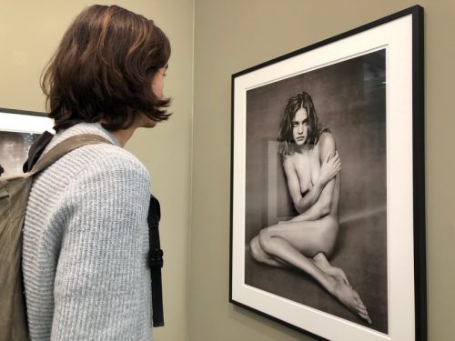 Посетители ярмарки Paris Photo в Париже